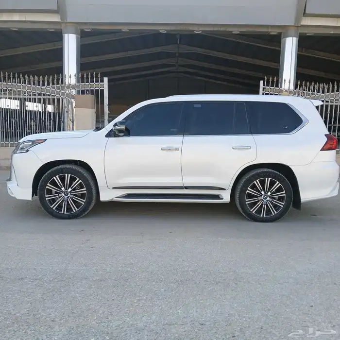 جيب لكزس LX570 S موديل 2016 سعودى - ممشى قليل 8