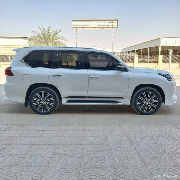 جيب لكزس LX570 S موديل 2016 سعودى - ممشى قليل 9