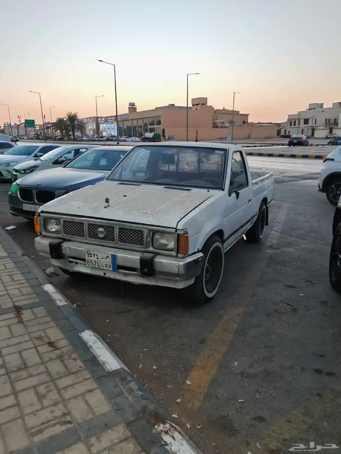 ددسن غماره 1986 مرشوش نضيف محركاته سليمه استماره منتهيه سنه 2