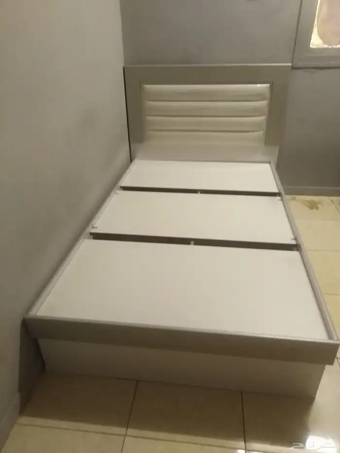 سرير بخزنه نفر ونص من غير مرتبه بس الهيكل خشبي ب300 ريال 0