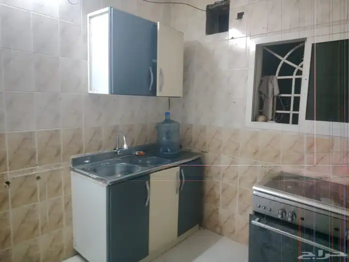 ثلاثه مكيفات وثلاج ومطبخ وبتقاز وربعه كراسي خشب نفر واحد 2