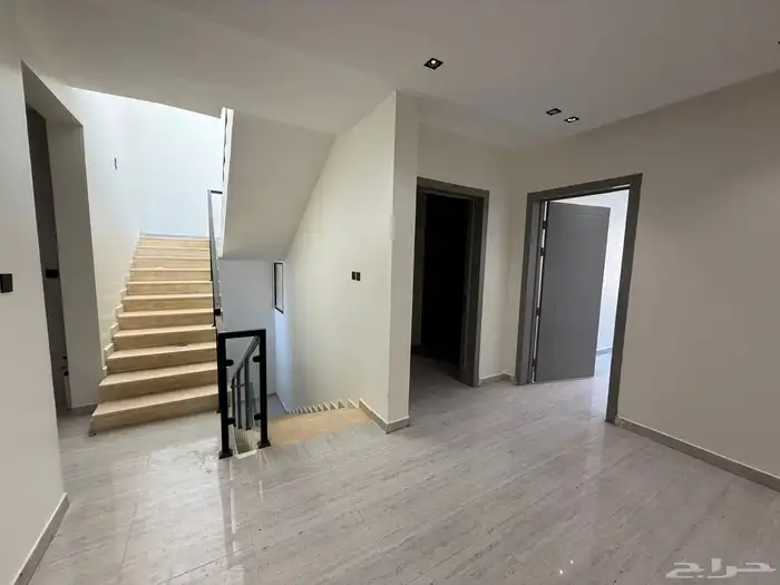 فيلا 200 متر بحي طويق مليون و 80 الف بها غرفة كبار سن 13