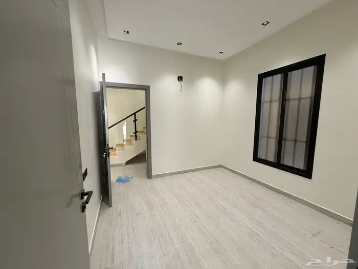 فيلا 200 متر بحي طويق مليون و 80 الف بها غرفة كبار سن 5