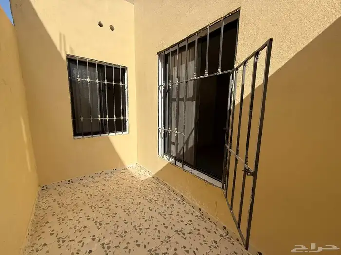 فيلا 200 متر بحي طويق مليون و 80 الف بها غرفة كبار سن 10