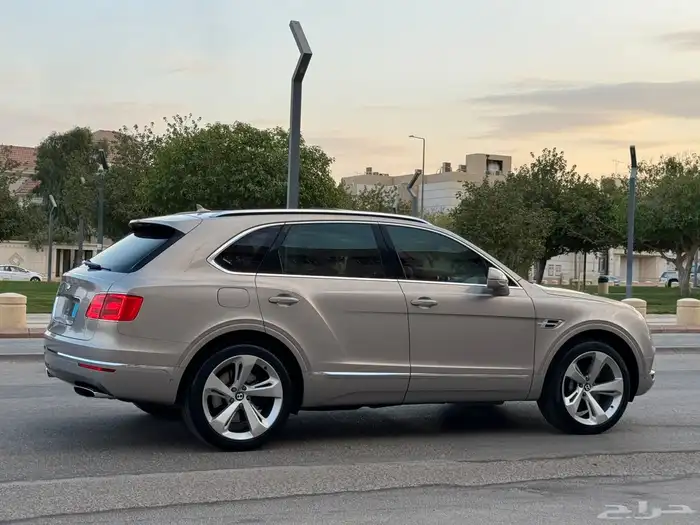 بنتلي بنتيجا 2017 6