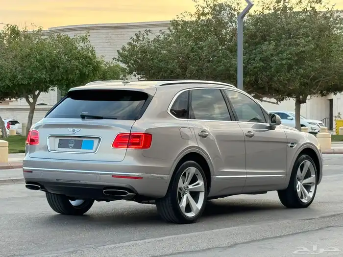 بنتلي بنتيجا 2017 5