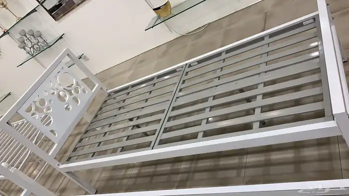 سرير نفر   مكنسه   طاولة قهوه 0