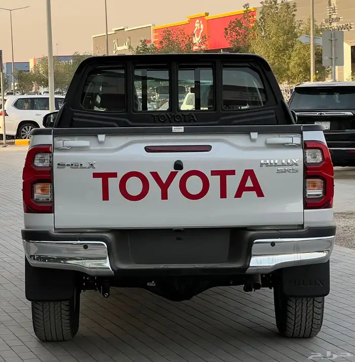 تويوتا هايلوكس قير عادي بنزين 2025 14