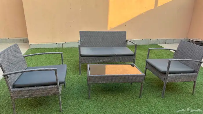 جلسه خارجية مع سجاد صناعي اخضر 1