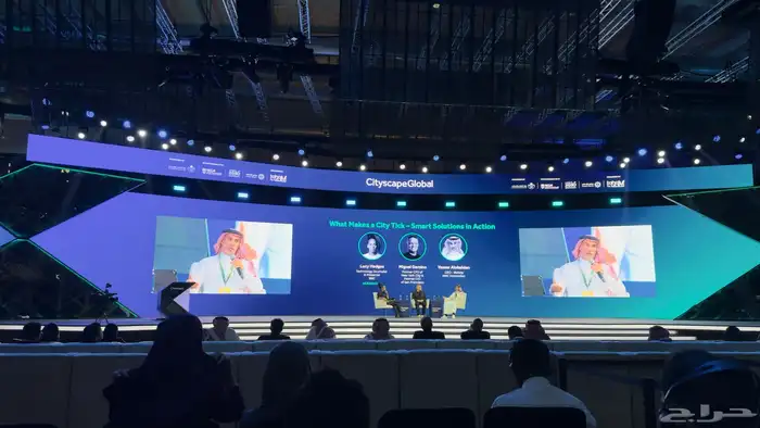 مسرح خشب ومسرح زجاج و شاشات واضاءات 1