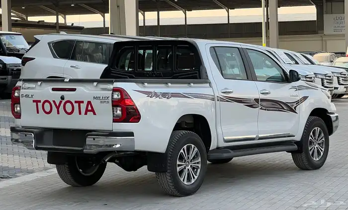 تويوتا هايلوكس قير عادي بنزين 2025 13