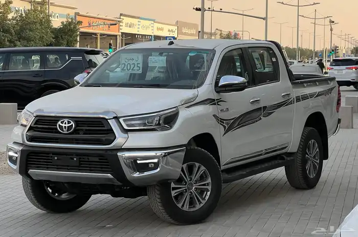 تويوتا هايلوكس قير عادي بنزين 2025 3