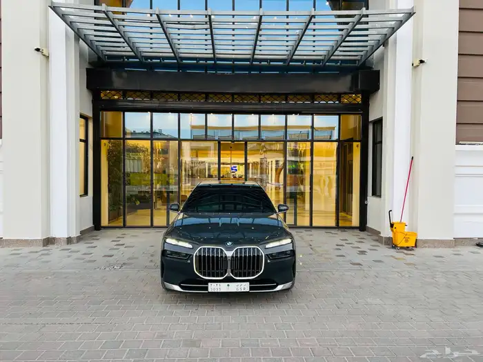 BMW 735Li 2023 ناغي تحت الضمان 7