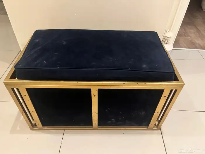 خزانة ملابس وسجاد مع مرتبة 0