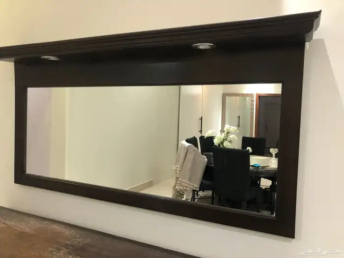 طاولة بوفيه مع مرايا للبيع ب100 ريال 1