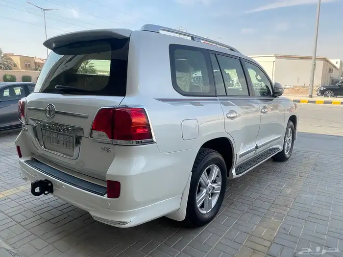 للبيع جيب لاندكروزر موديل 2014 بريمي 10