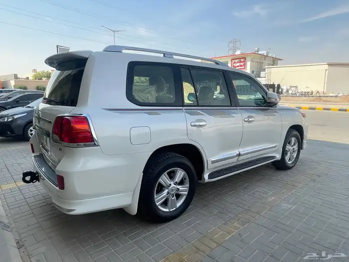 للبيع جيب لاندكروزر موديل 2014 بريمي 14