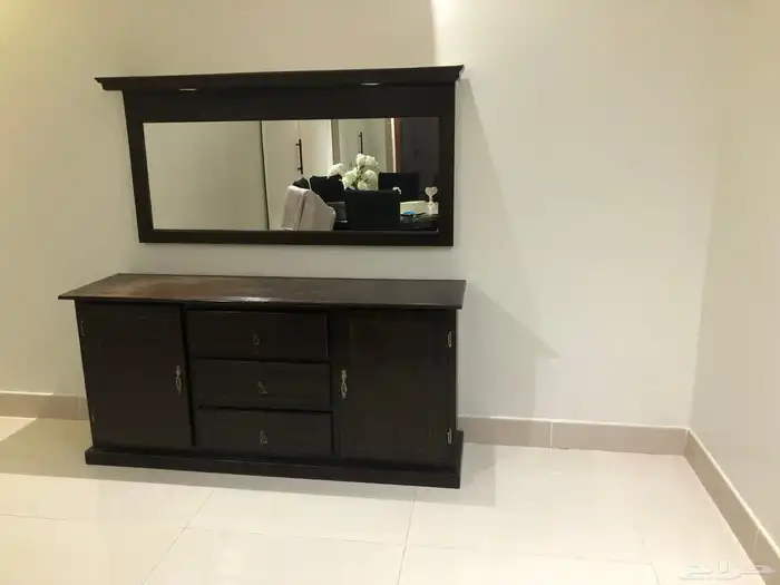 طاولة بوفيه مع مرايا للبيع ب100 ريال 0