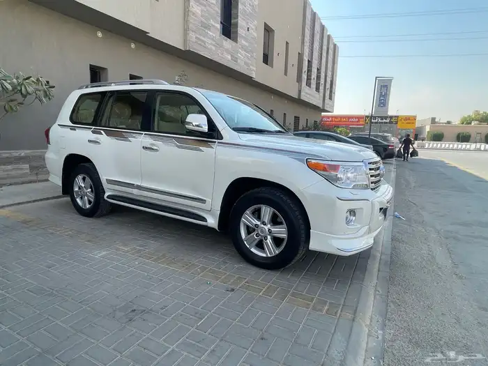 للبيع جيب لاندكروزر موديل 2014 بريمي 15