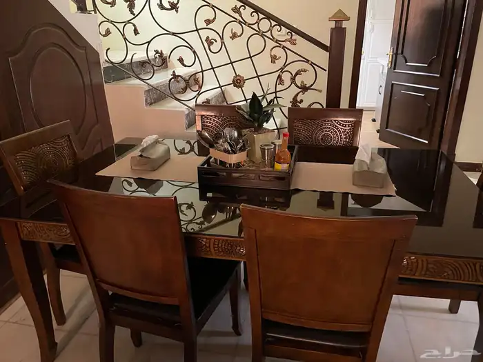 طاولة طعام مع ستة كراسي 1