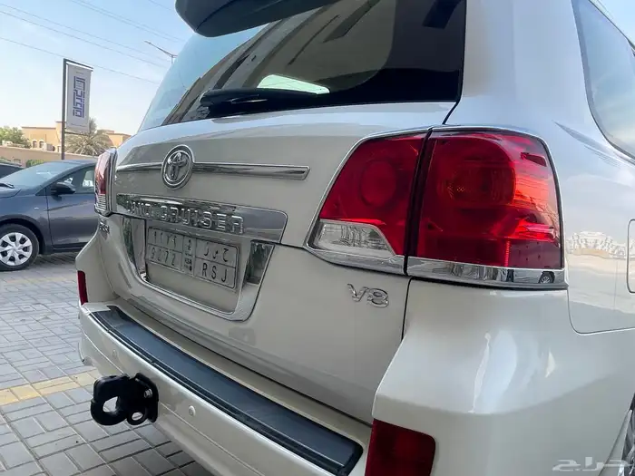 للبيع جيب لاندكروزر موديل 2014 بريمي 11