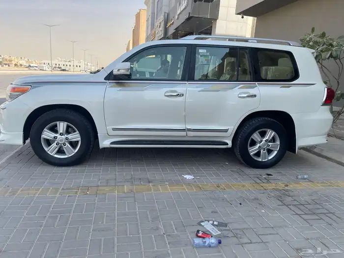 للبيع جيب لاندكروزر موديل 2014 بريمي 21