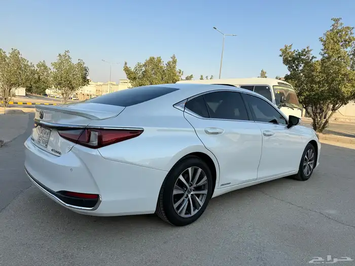 لكزس ES 300h 2021 4