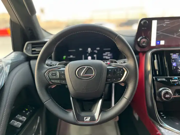 لكزس LX600 سبورت F موديل 2025 10