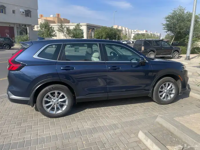 هوندا سي ار في 2025 4