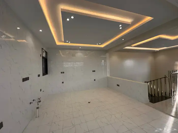 للبيع روف دور ثانى وملحق بسعر 620 الف بخميس مشيط 21