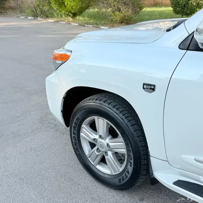 لاندكروزر 2015 فل كامل مخزن 6