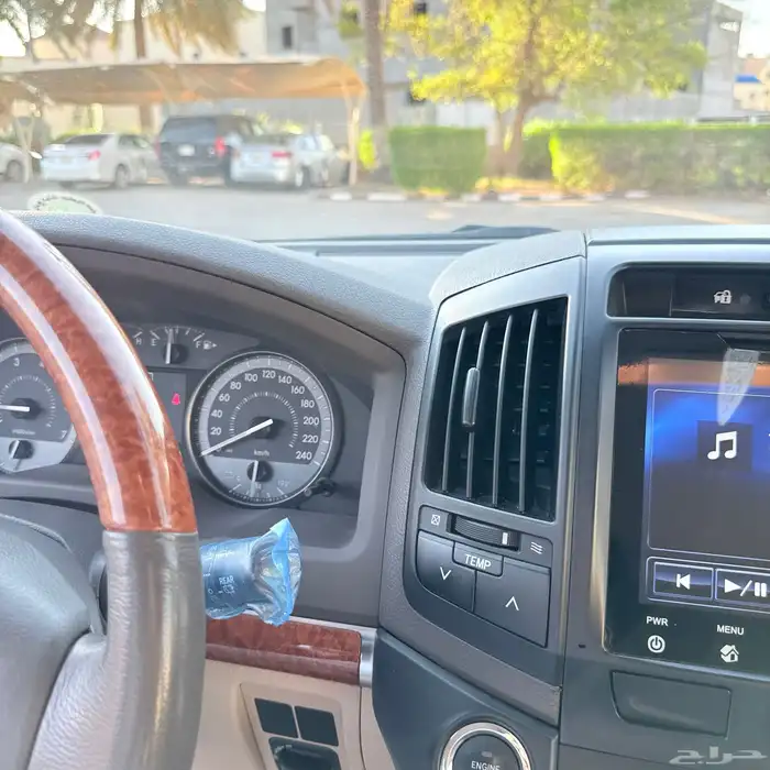 لاندكروزر 2015 فل كامل مخزن 15