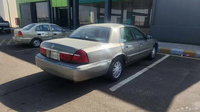 Ford Crown Victoria 4