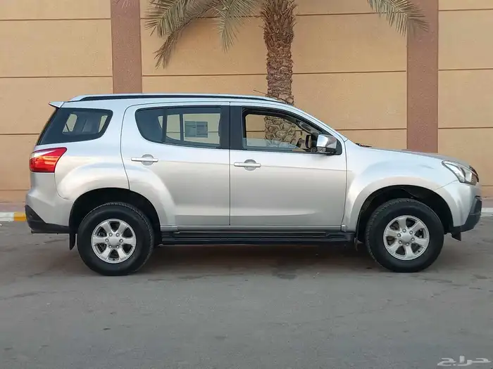 جيب ايسوزو ديماكس ( 2020 ) ديزل دبل اتوماتيك بحالة ممتازة 6