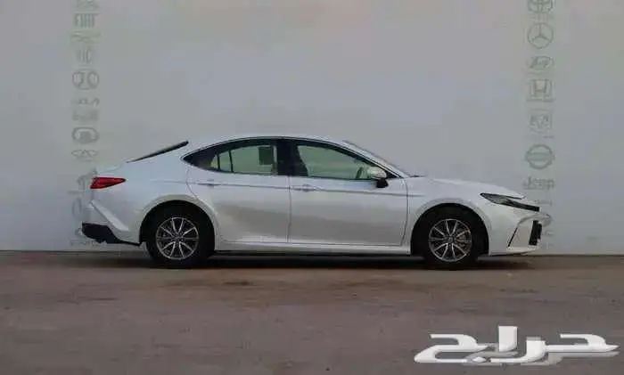 كامري E ستاندرد موديل 2025 بنزين حبه فقط لون ابيض لؤلؤي 5