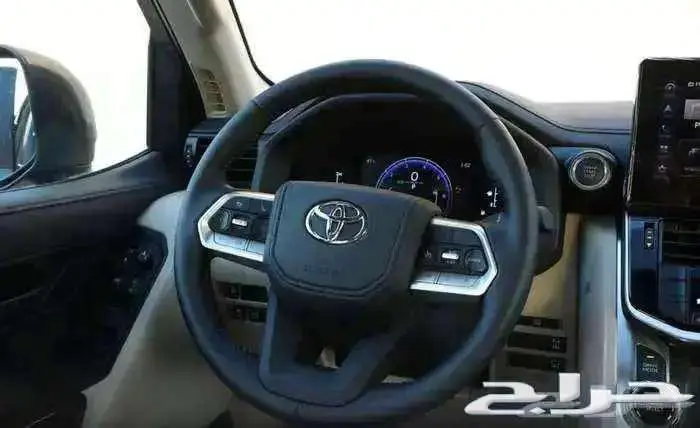 لاندكروزر L2 بنزين موديل 2025 حبه فقط لون ابيض و مادي 18