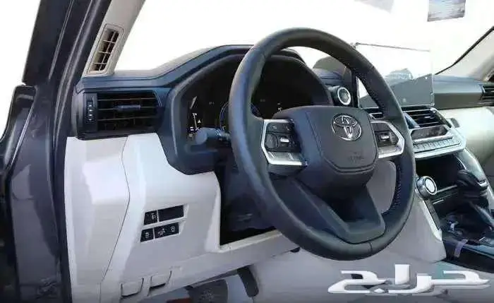 لاندكروزر L2 بنزين موديل 2025 حبه فقط لون ابيض و مادي 16