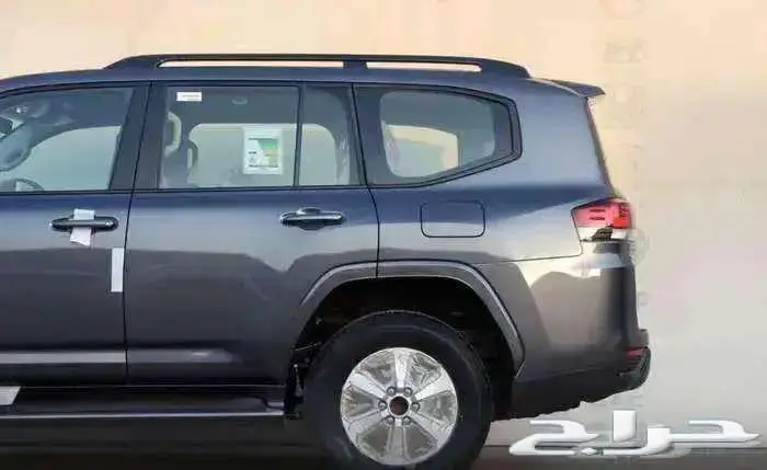 لاندكروزر L2 بنزين موديل 2025 حبه فقط لون ابيض و مادي 5