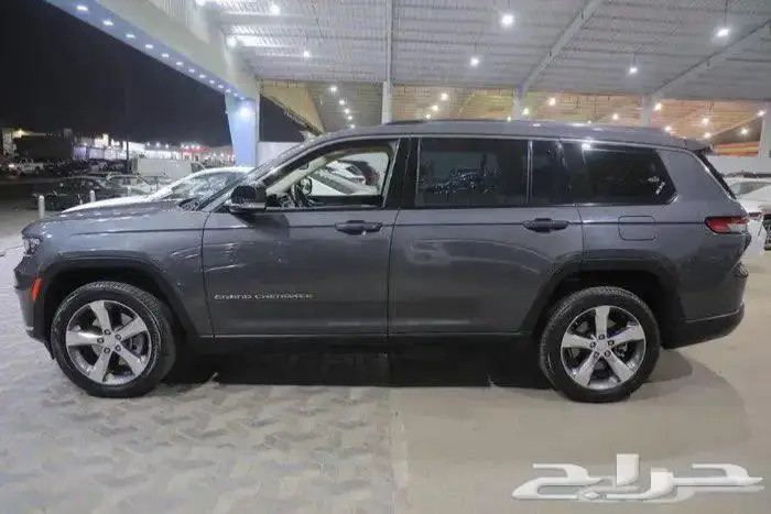 جيب جراند شيروكي ليمتد بانوراما جلد ستة سلندر موديل 2022 4
