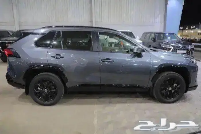 تويوتا راف فور XLE هايبرد فتحة سقف اربعة سلندر موديل 2024 3