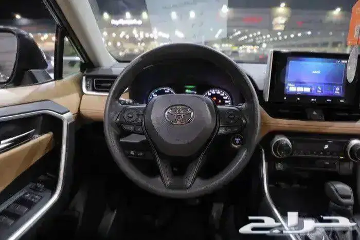 تويوتا راف فور XLE هايبرد فتحة سقف اربعة سلندر موديل 2024 14