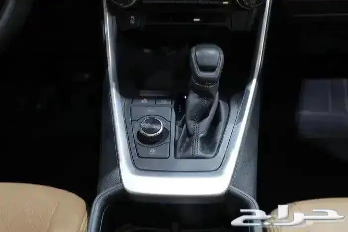 تويوتا راف فور XLE هايبرد فتحة سقف اربعة سلندر موديل 2024 13