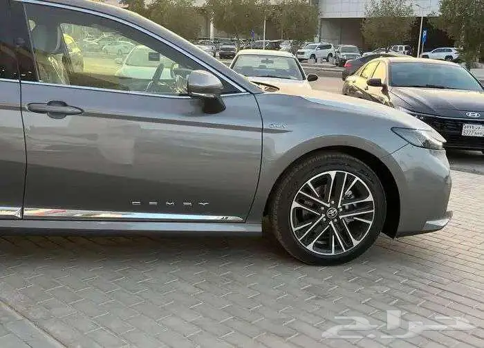 تويوتا كامري LE هايبرد 2025 4