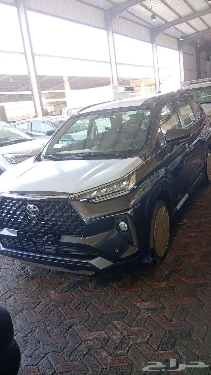 تويوتا فيلوز 2025 ابيض ورمادى 5