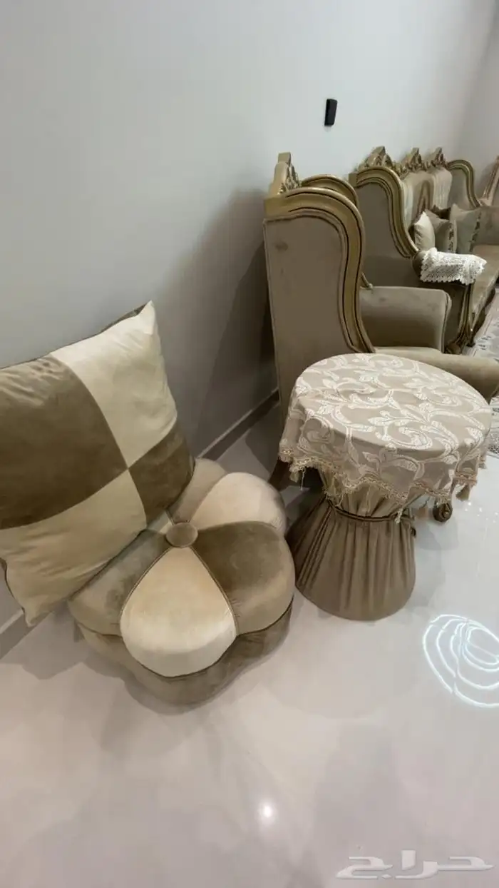 كنب للبيع مع الملحقات والطاولات 2