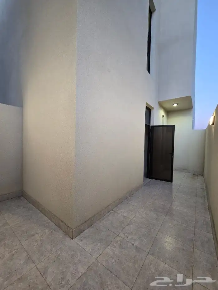 للبيع فيلا ثلاث أدوار بدرج خارجي للادوار العلويه بأحد رفيده 35