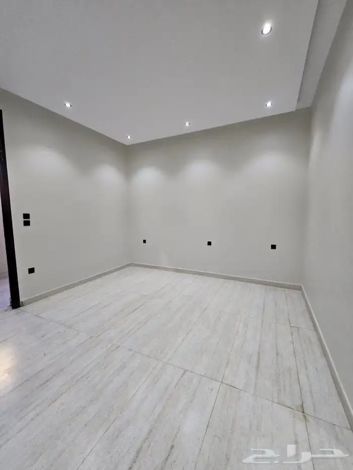 للبيع فيلا ثلاث أدوار بدرج خارجي للادوار العلويه بأحد رفيده 32