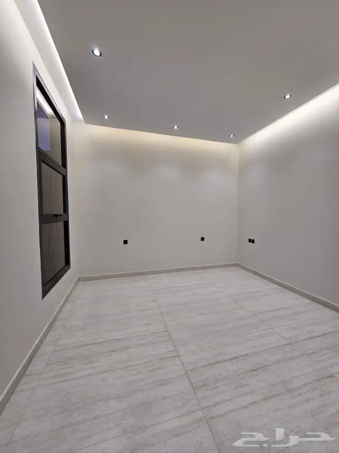 للبيع فيلا ثلاث أدوار بدرج خارجي للادوار العلويه بأحد رفيده 15