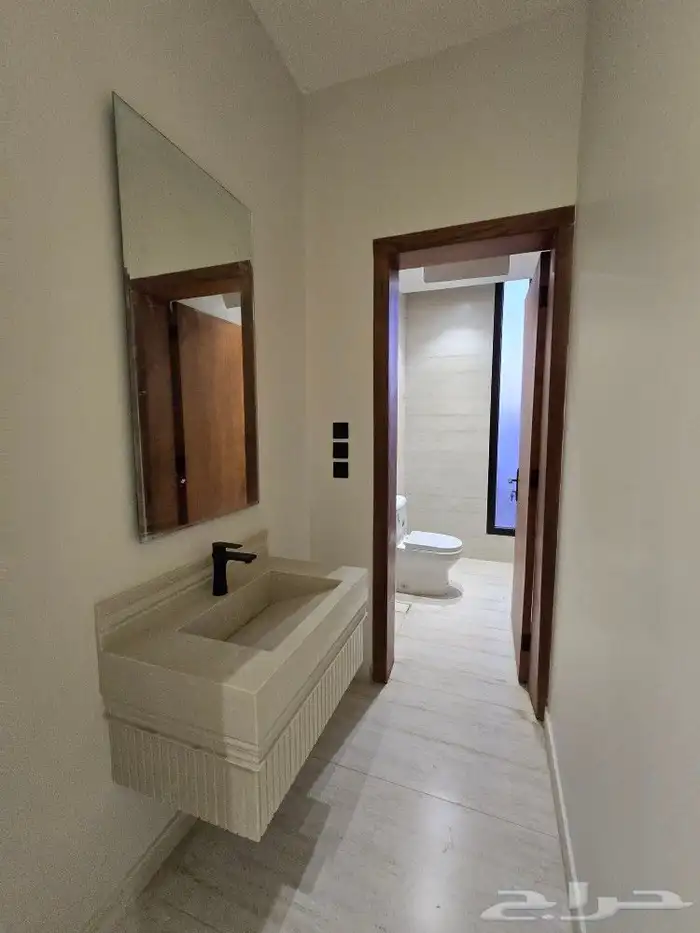 للبيع فيلا ثلاث أدوار بدرج خارجي للادوار العلويه بأحد رفيده 39