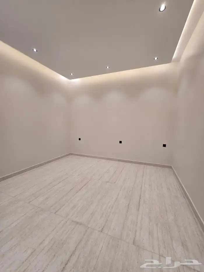 للبيع فيلا ثلاث أدوار بدرج خارجي للادوار العلويه بأحد رفيده 44